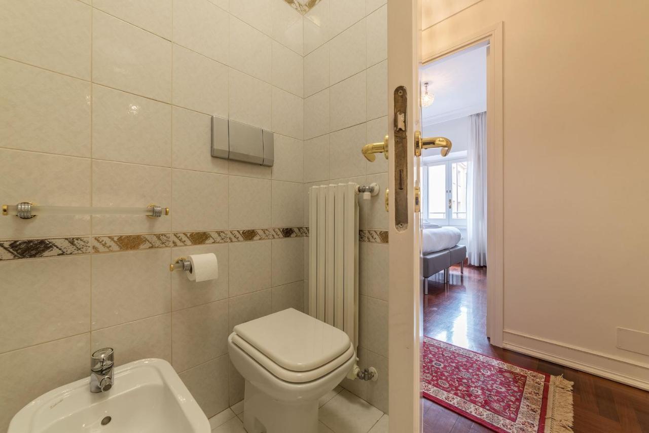 Quiet And Classic On Two Floors, By Trevi Fountain - FromhometoRom Exteriör bild