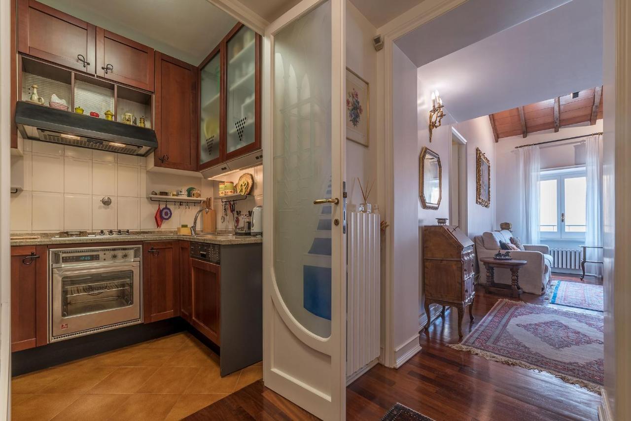 Quiet And Classic On Two Floors, By Trevi Fountain - FromhometoRom Exteriör bild