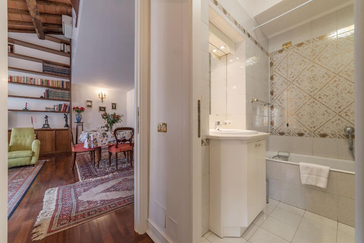 Quiet And Classic On Two Floors, By Trevi Fountain - FromhometoRom Exteriör bild