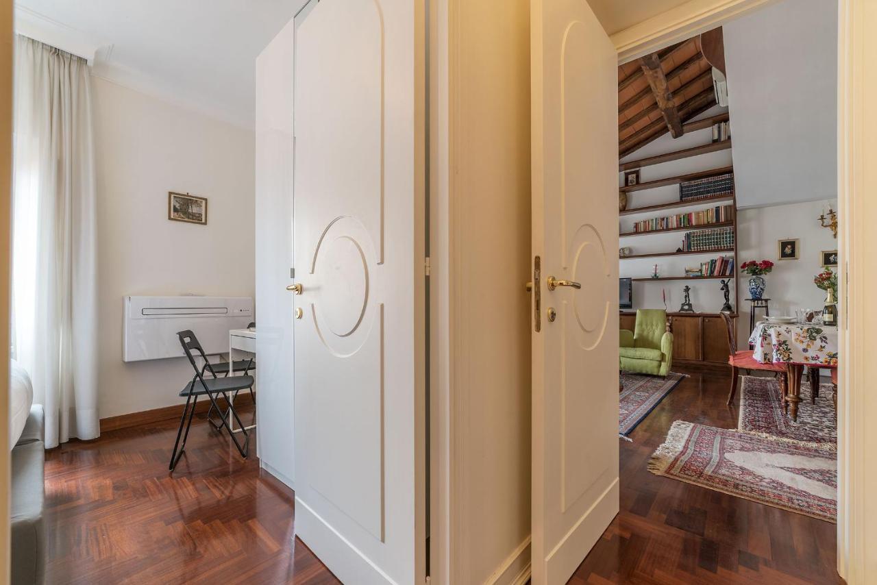 Quiet And Classic On Two Floors, By Trevi Fountain - FromhometoRom Exteriör bild