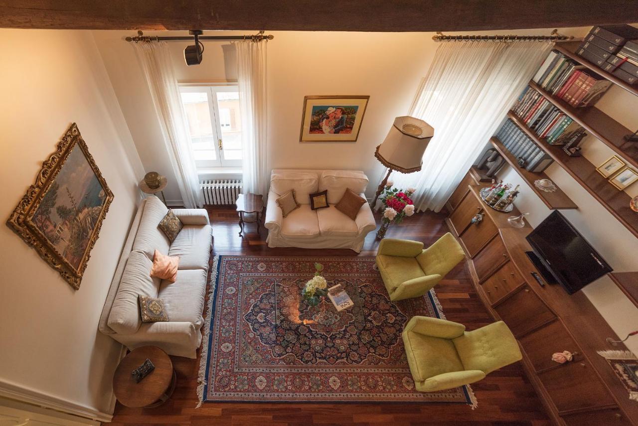 Quiet And Classic On Two Floors, By Trevi Fountain - FromhometoRom Exteriör bild