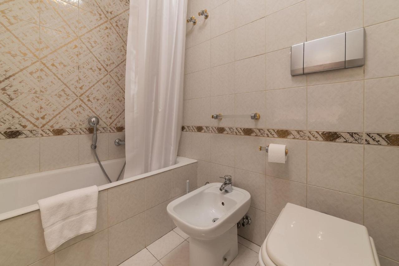 Quiet And Classic On Two Floors, By Trevi Fountain - FromhometoRom Exteriör bild