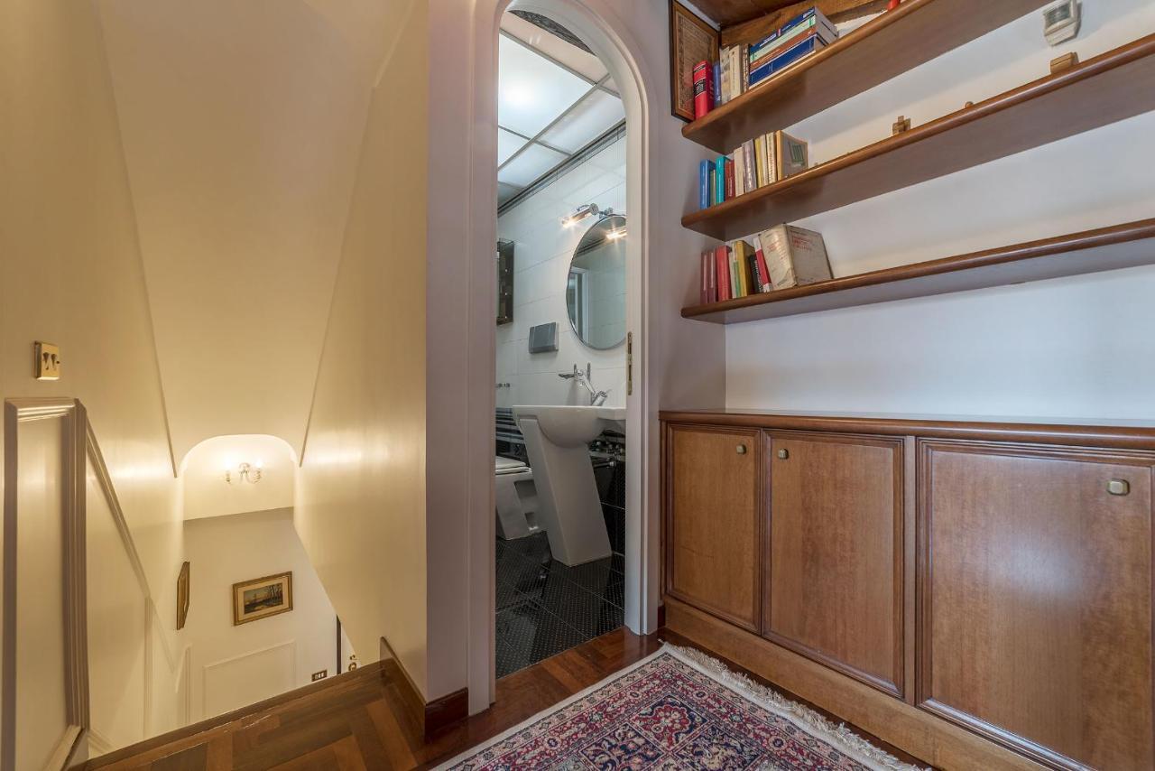 Quiet And Classic On Two Floors, By Trevi Fountain - FromhometoRom Exteriör bild
